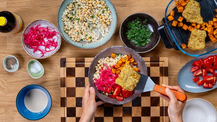 Couscous Bowl mit Fisch und Süßkartoffeln